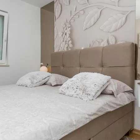 Chic Zoja Near With Free Parking Apartment Makarska
