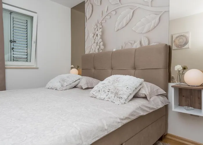 Chic Zoja Near With Free Parking Apartment Makarska